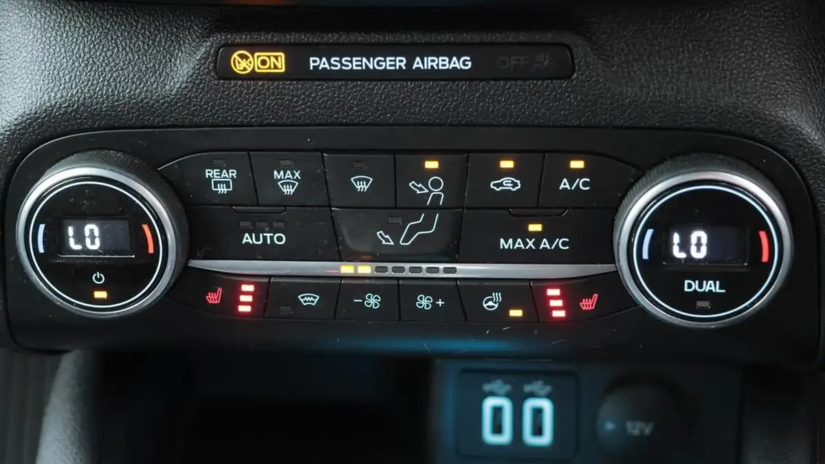 2020-ford-focus-20-st-line-x-hatchback-big-16