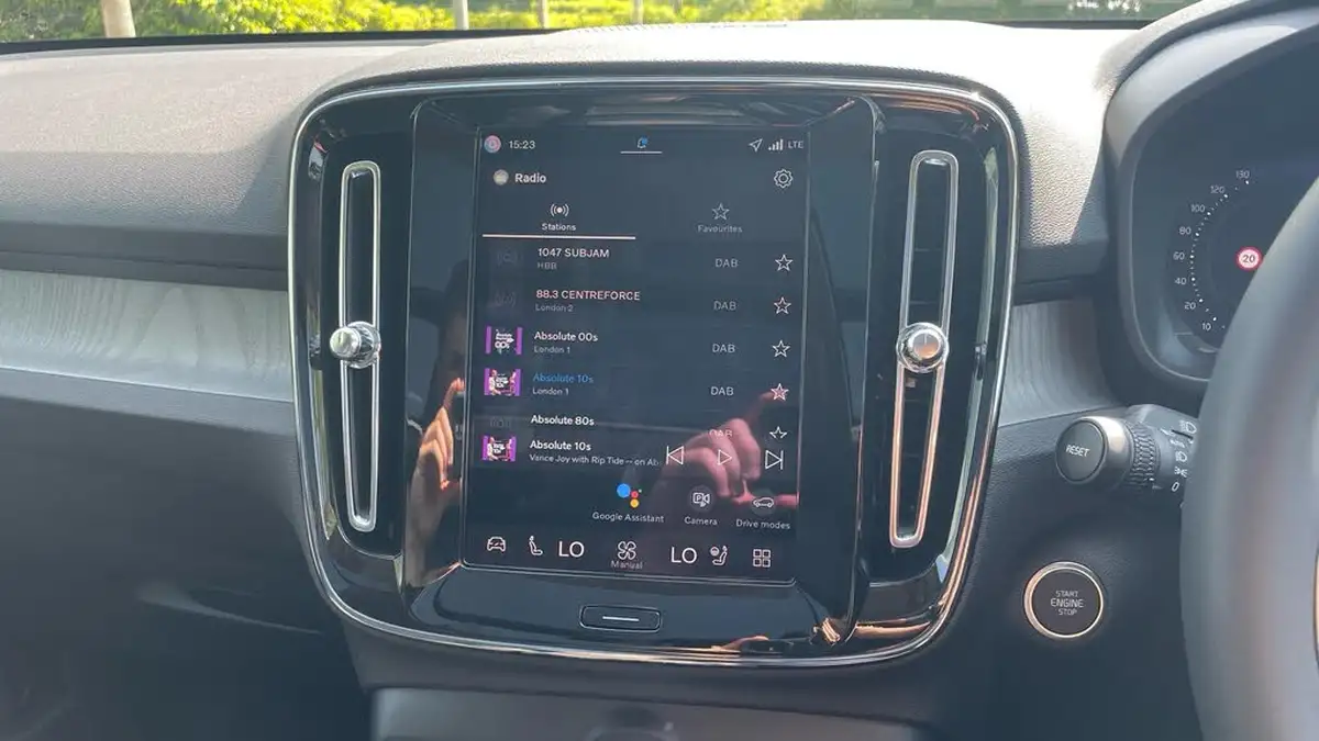 2025-volvo-xc40-20-b4-ultra-dark-big-50