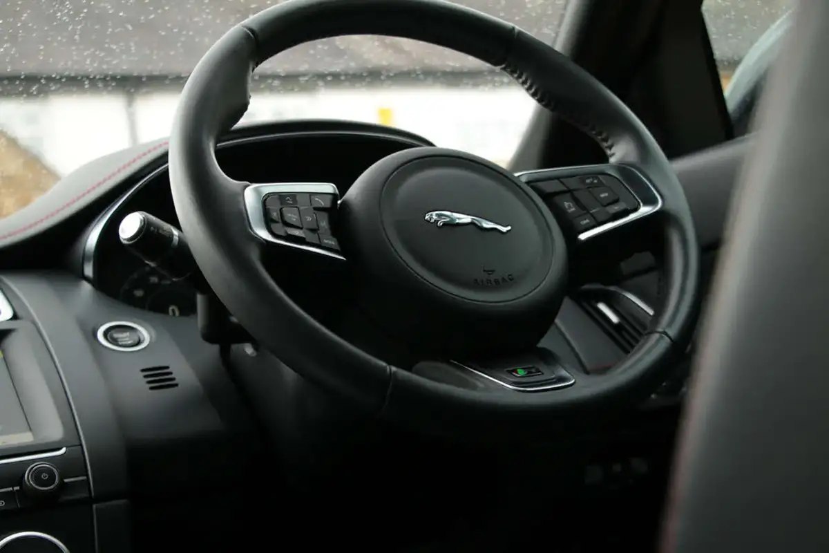 2020-jaguar-e-pace-20-i4-chequered-flag-200ps-big-67