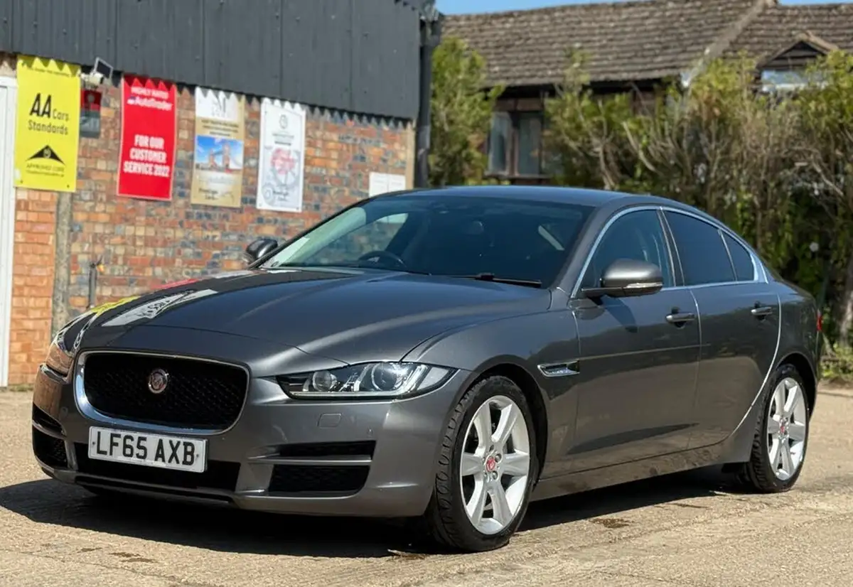 2016-jaguar-xe-20td-portfolio-180ps-big-4