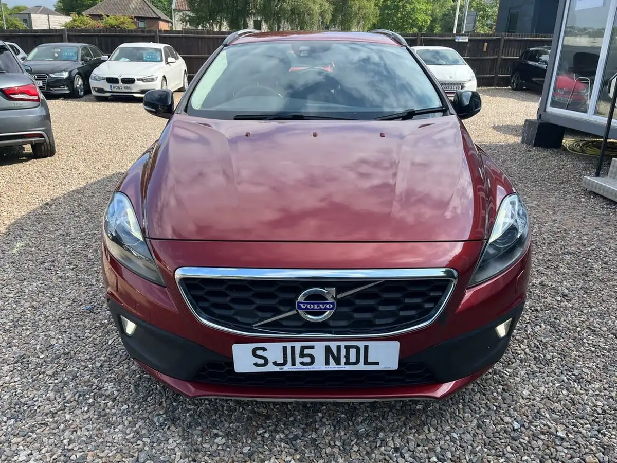 2015-volvo-v40-16td-d2-cross-country-lux-nav-big-1