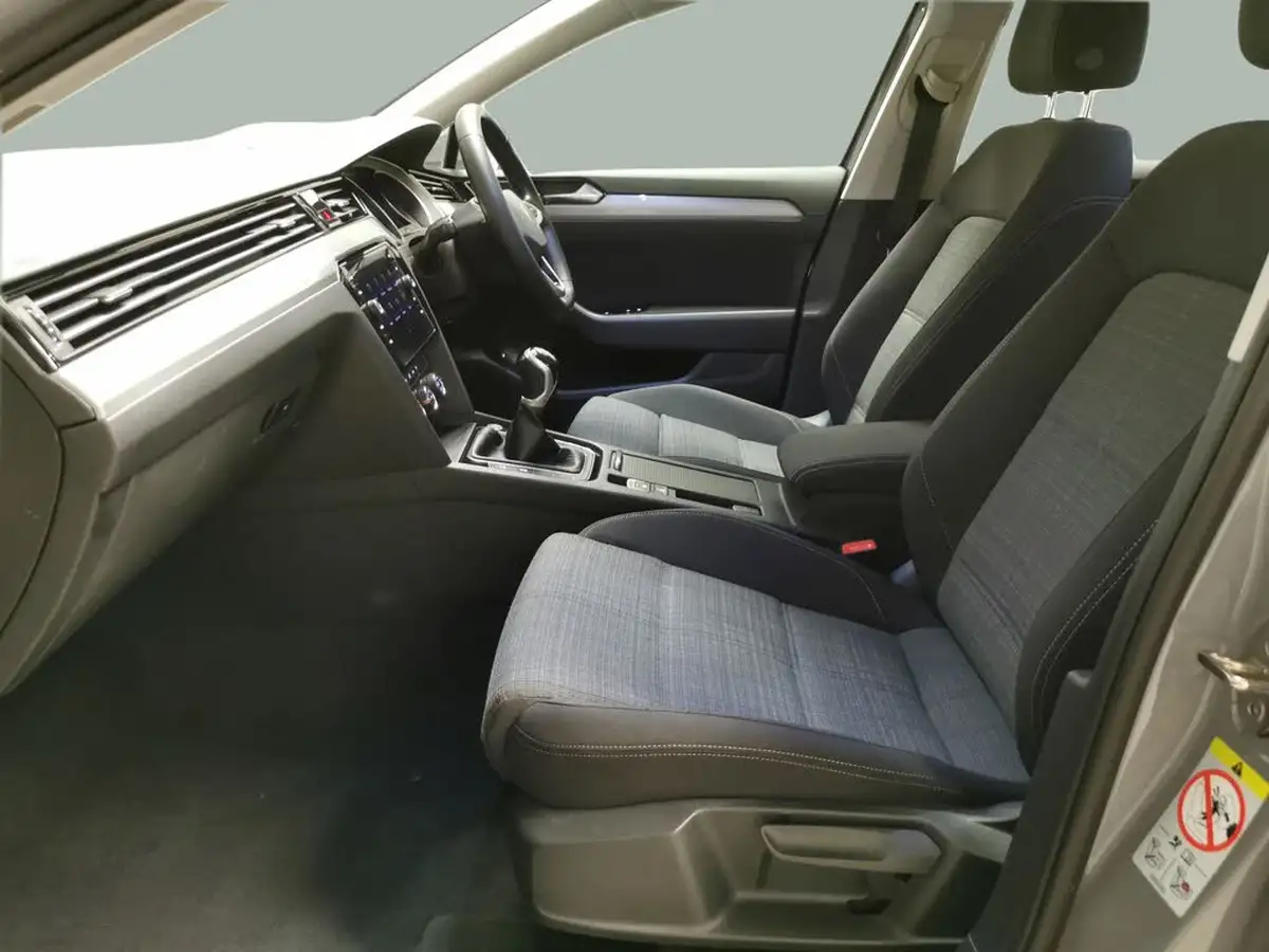 2022-volkswagen-passat-20tdi-se-nav-150ps-estate-5d-big-3