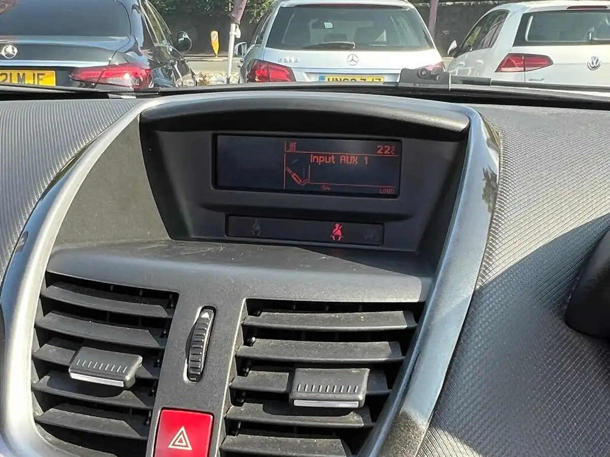2014-peugeot-207-cc-16-roland-garros-big-18