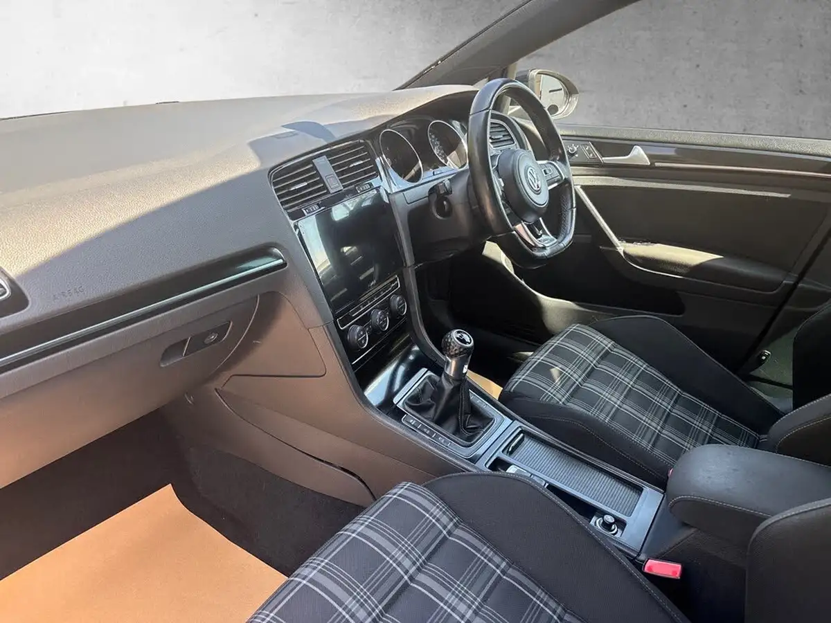 2013-volkswagen-golf-20tdi-gtd-5d-big-10