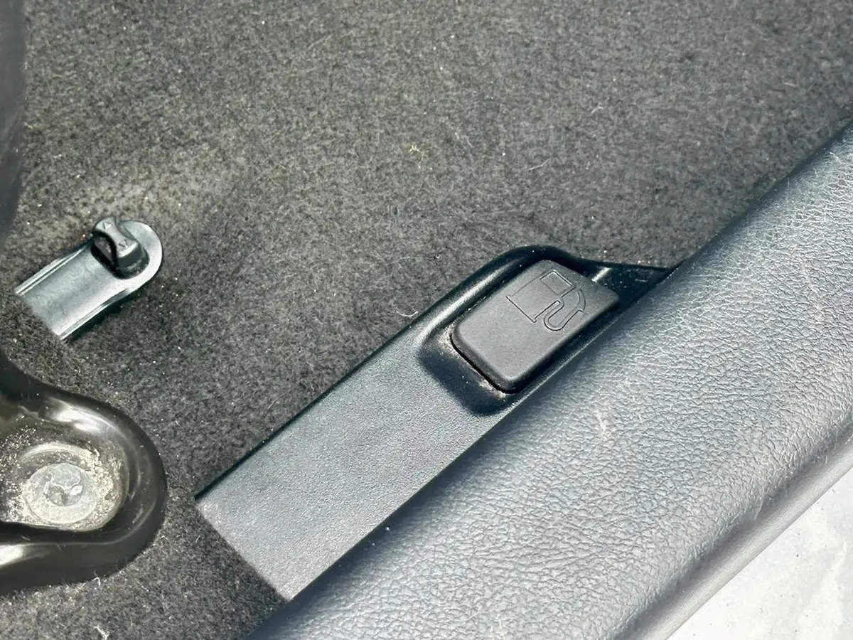 2012-toyota-yaris-15-vvt-i-t4-big-16