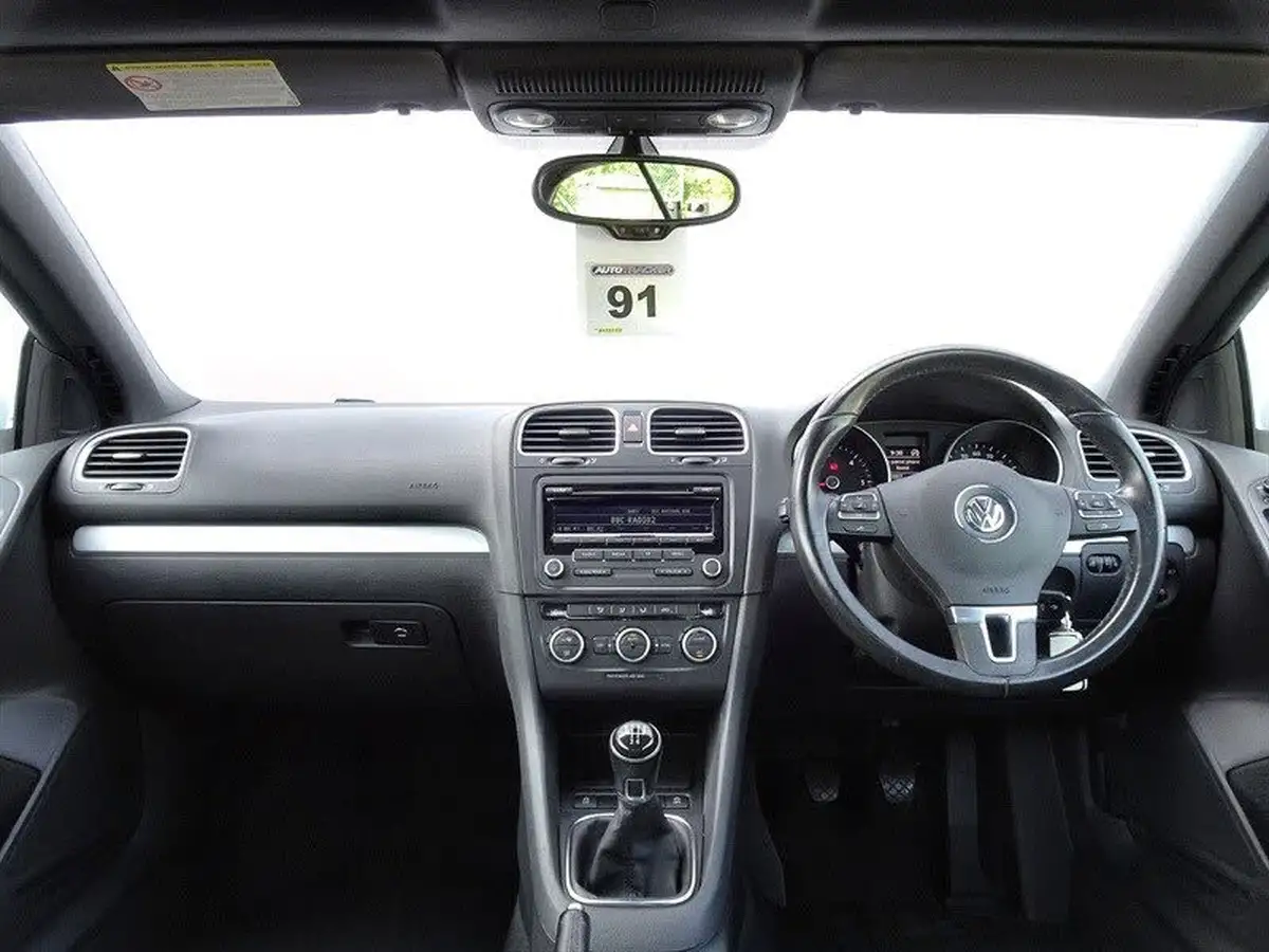 2013-volkswagen-golf-16td-se-bluemotion-tech-cabriolet-2d-big-10