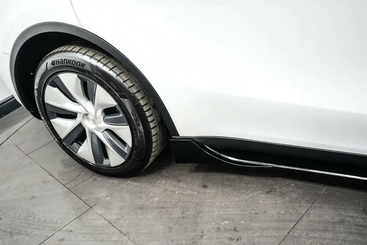 2022-tesla-model-y-e-long-range-big-8