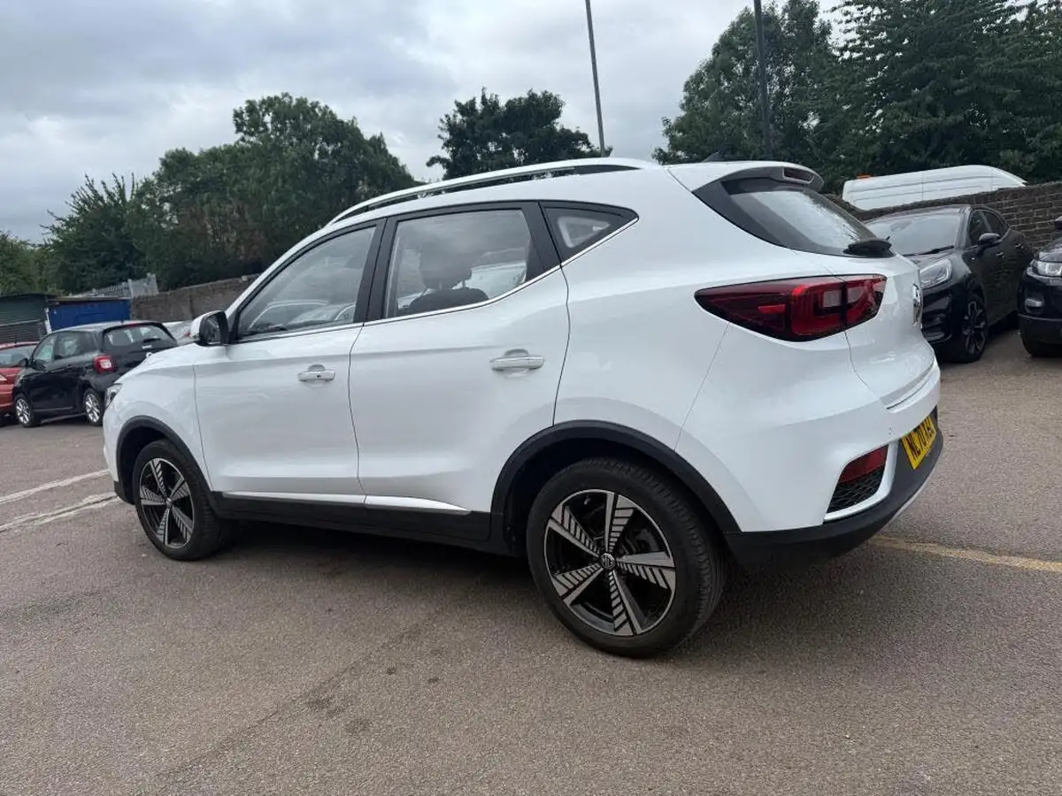 2021-mg-zs-suv-e-exclusive-ev-big-4