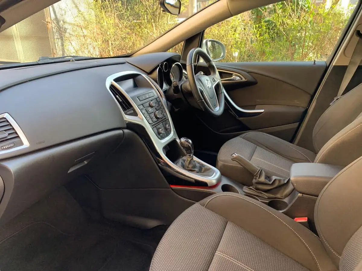 2013-vauxhall-astra-14-sri-turbo-140ps-1364cc-big-15