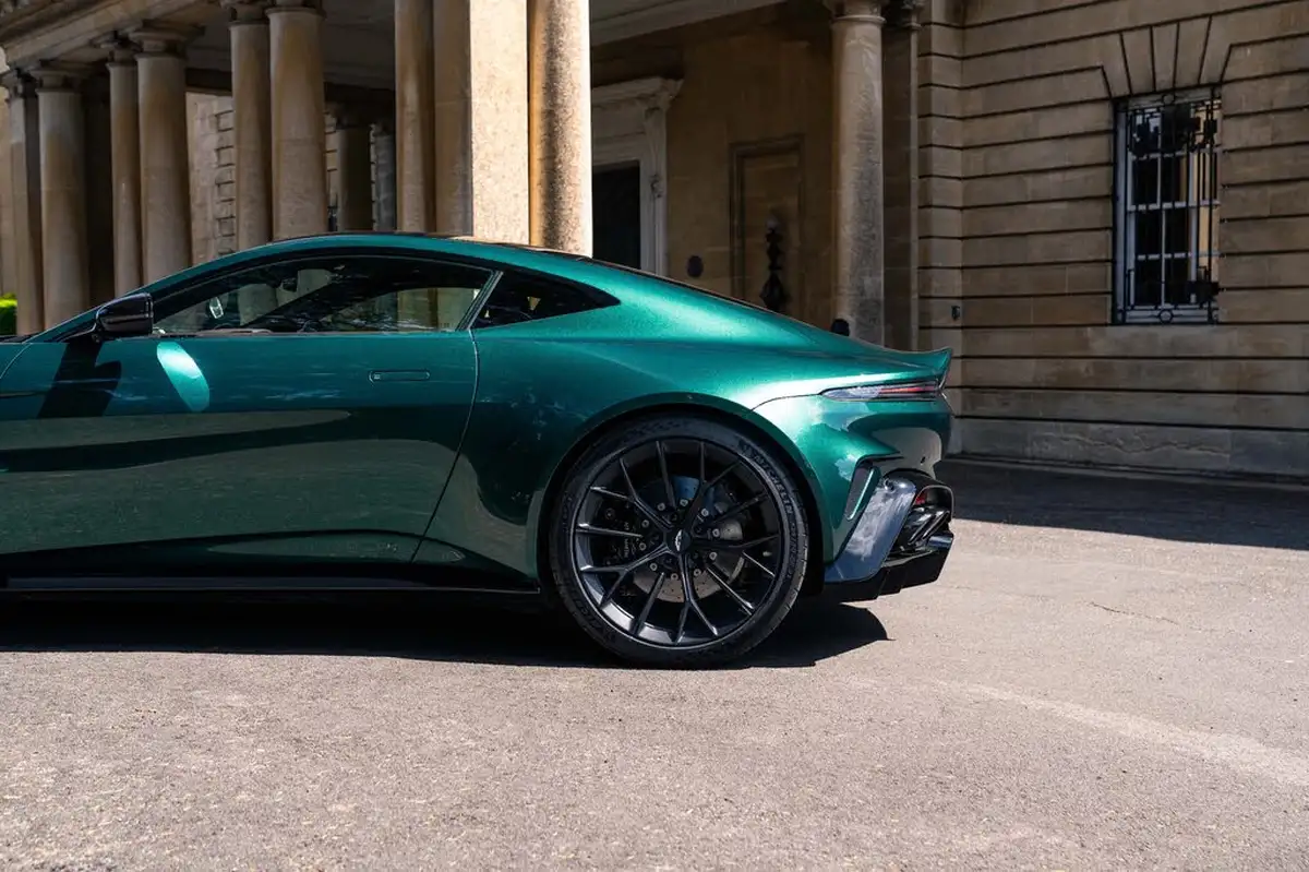 2024-aston-martin-vantage-big-8