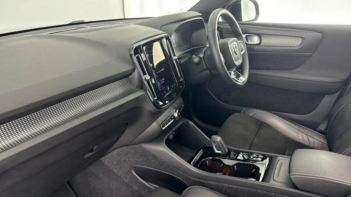 2022-volvo-xc40-15-t3-r-design-auto-big-1