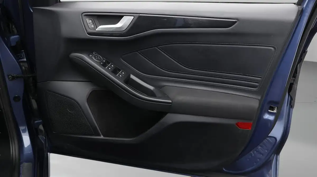 2021-ford-focus-15-st-line-estate-big-15