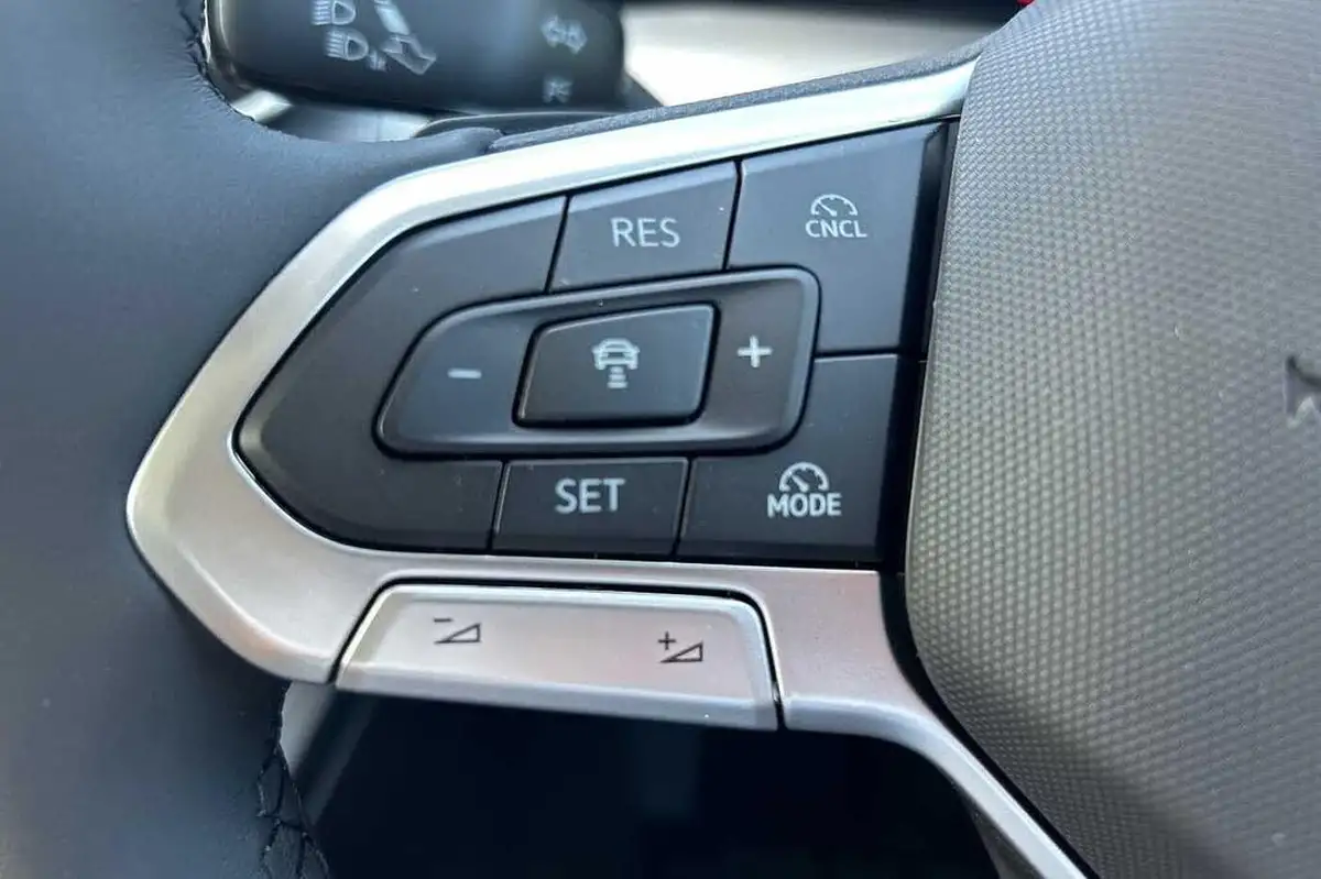 2025-volkswagen-golf-15-etsi-match-big-14