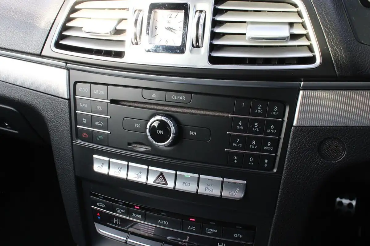 2015-mercedes-benz-e-class-30cdi-e350-amg-line-258ps-cabriolet-2d-big-18