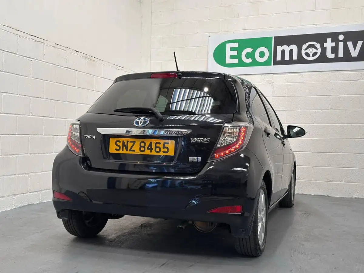 2013-toyota-yaris-15-vvt-i-t4-big-11
