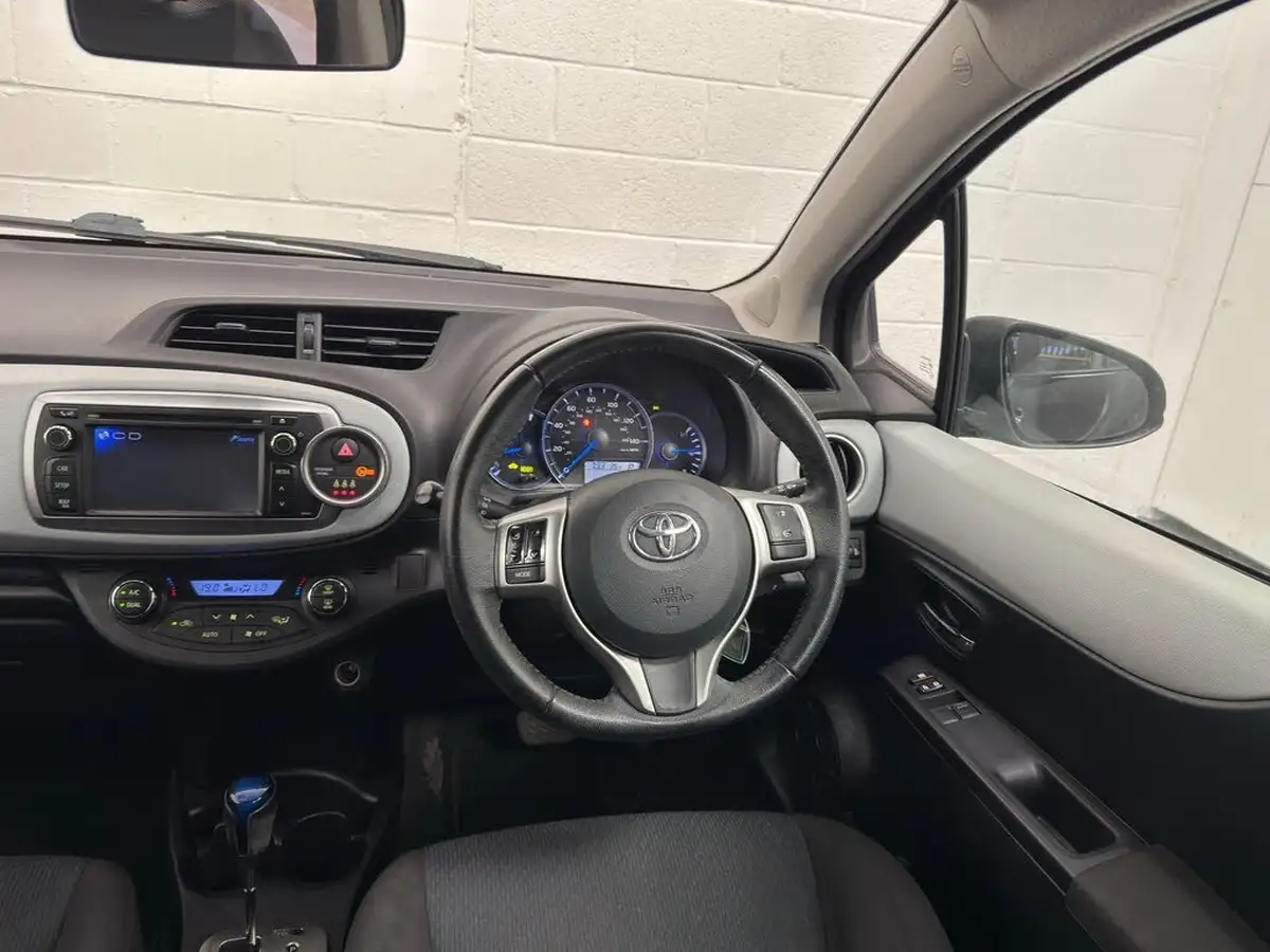 2013-toyota-yaris-15-vvt-i-t4-big-35