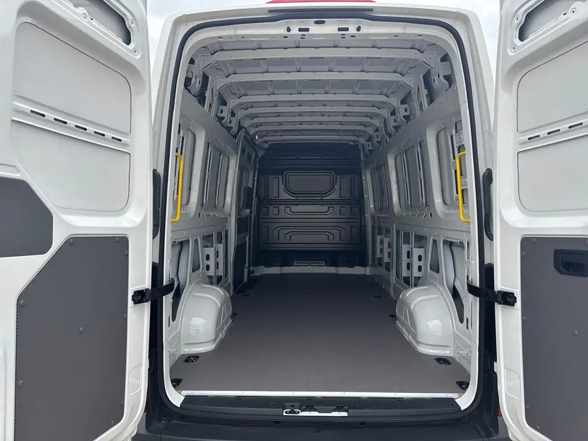 2025-volkswagen-crafter-big-11