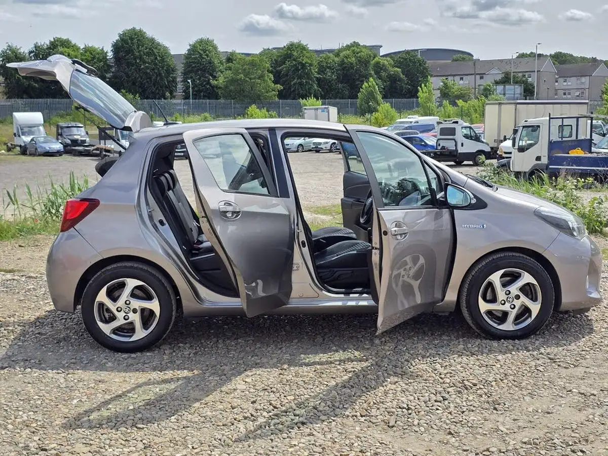 2015-toyota-yaris-15-vvt-i-excel-hybrid-15in-big-11
