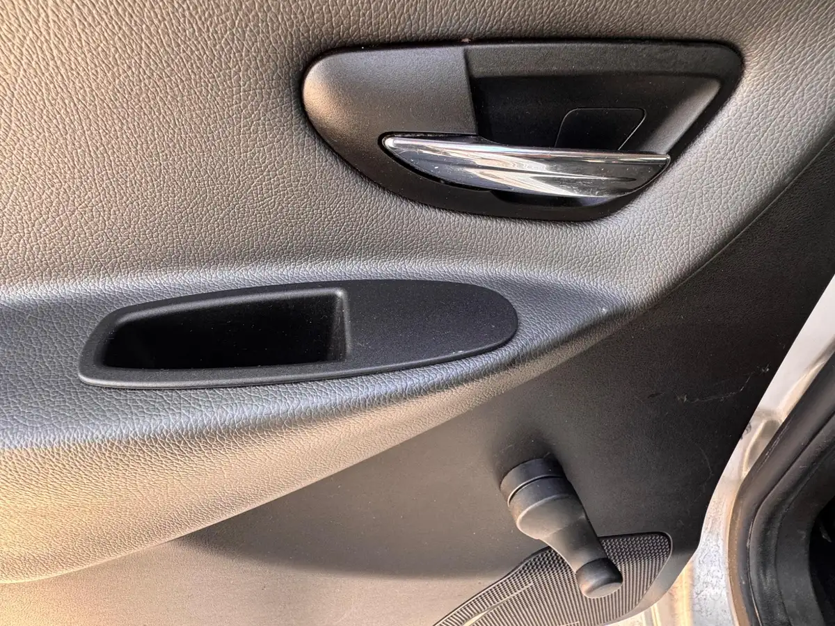2011-chrysler-ypsilon-12-s-big-15