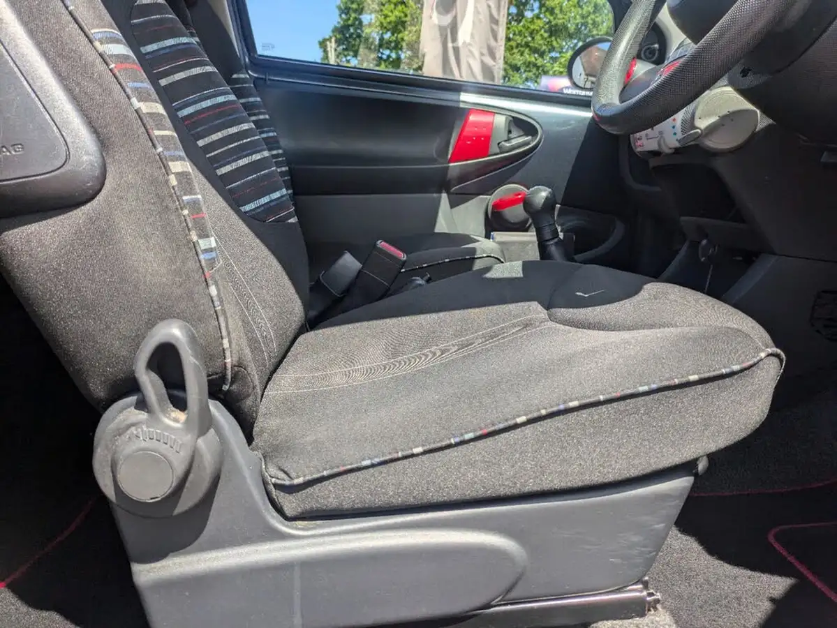 2013-citroen-c1-10-connexion-5d-big-9