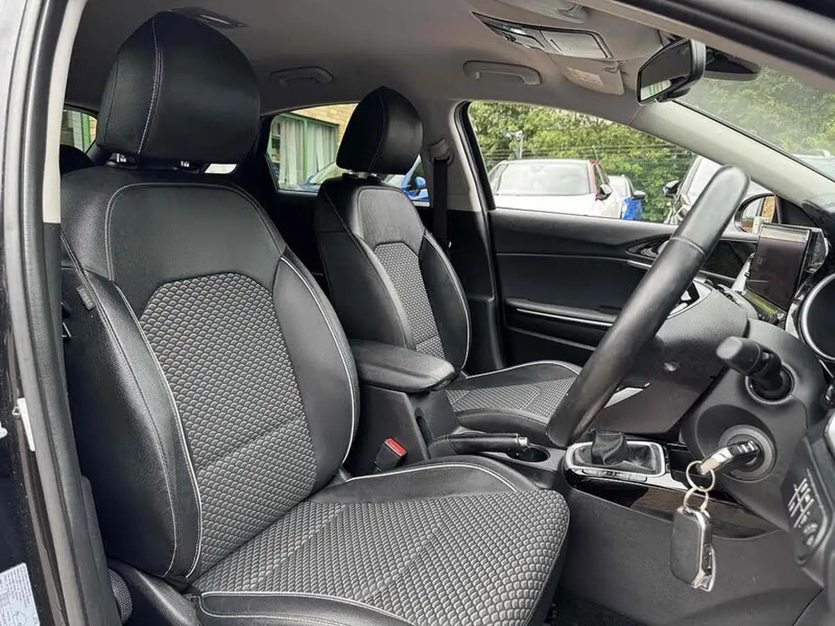 2022-kia-ceed-15-t-gdi-3-hatchback-big-1