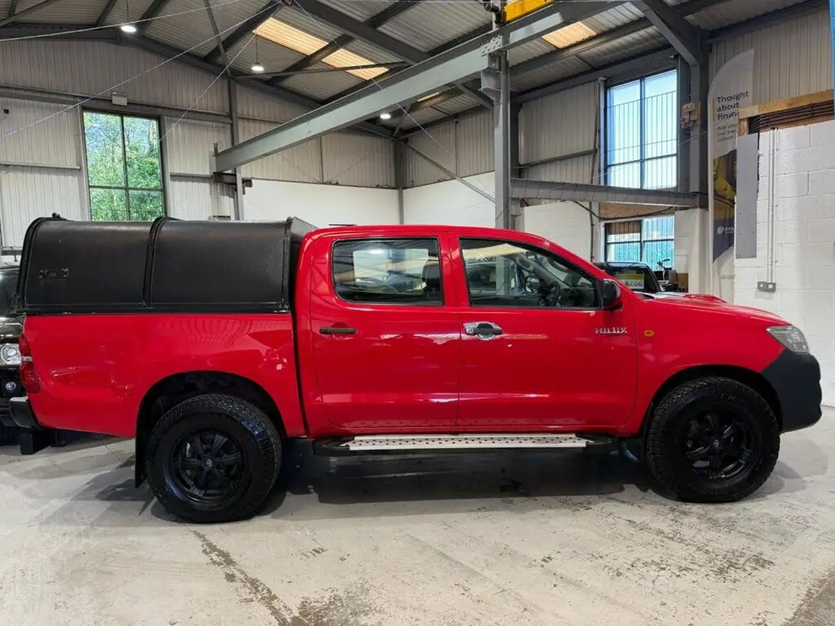 2015-toyota-hi-lux-25td-active-vsc-double-cab-pickup-big-1