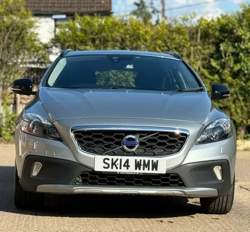 2014-volvo-v40-16td-d2-cross-country-lux-big-2