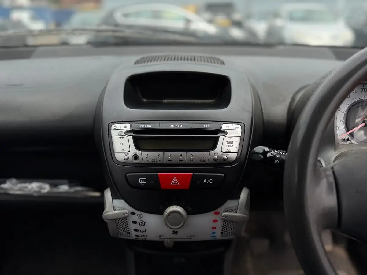 2014-peugeot-107-10-active-5d-big-17