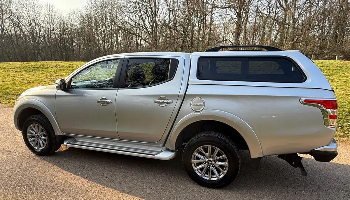 2018-mitsubishi-l200-24di-d-barbarian-sda-auto-big-7