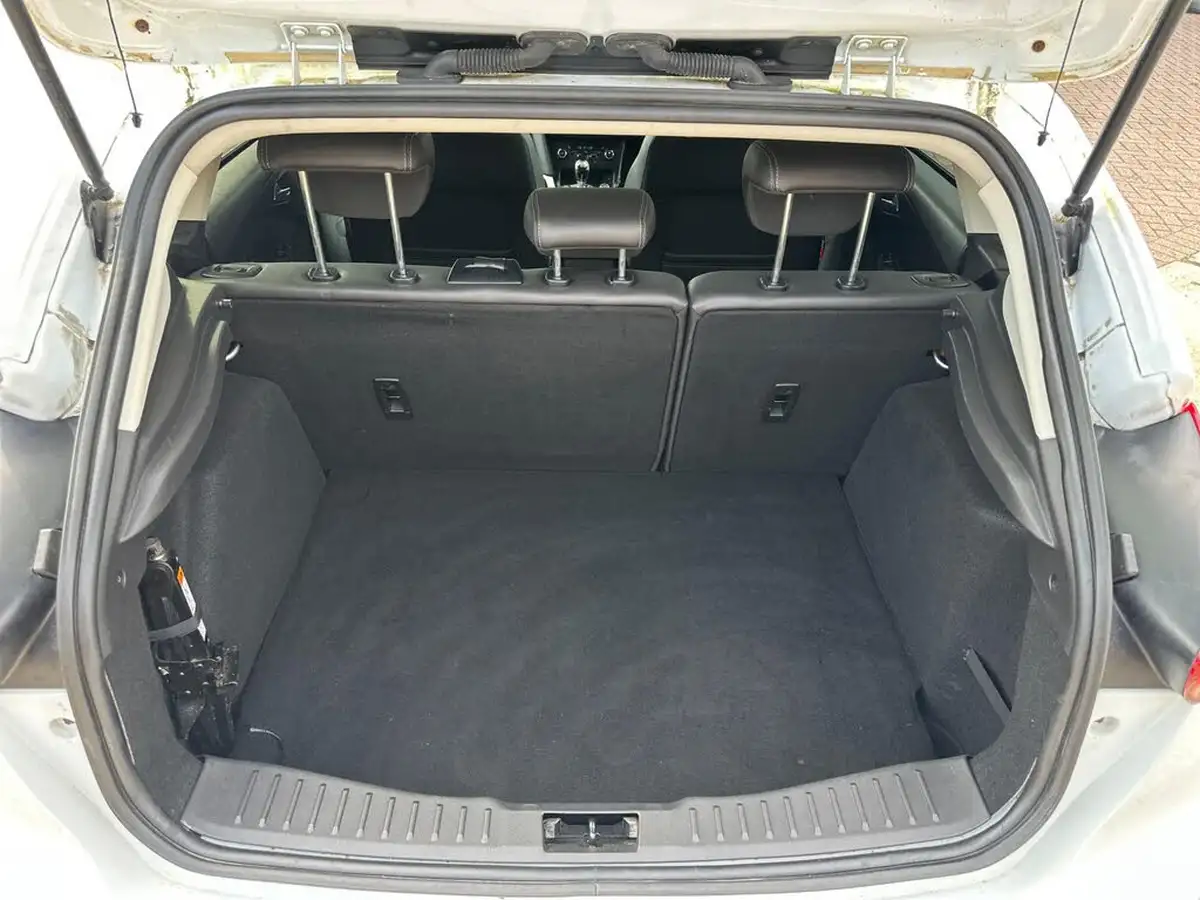 2015-ford-focus-15tdci-titanium-hatchback-big-33