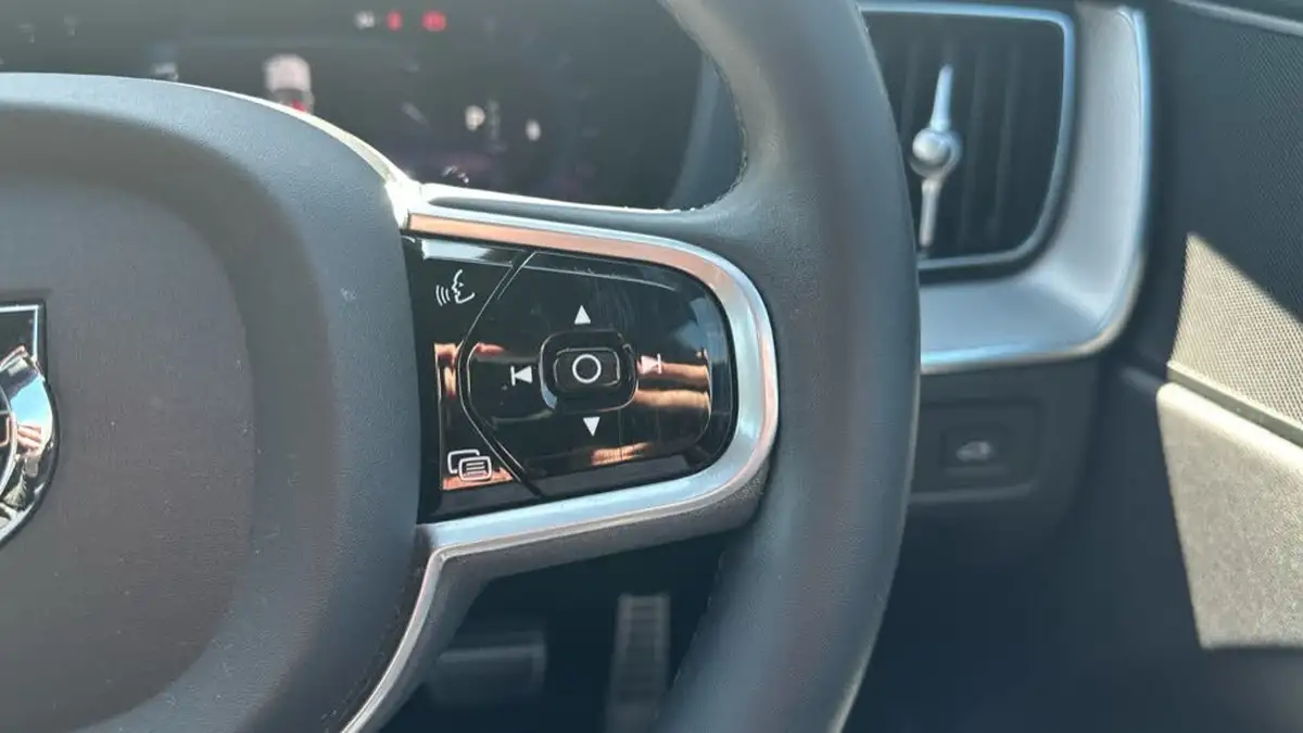 2022-volvo-xc60-20-b5-r-design-big-19