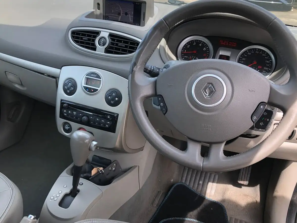 2010-renault-clio-16-initiale-tomtom-big-8