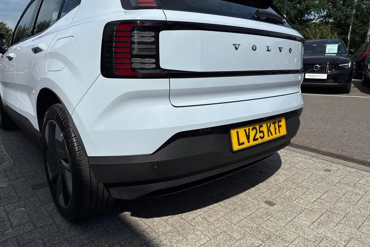 2025-volvo-ex30-e-twin-plus-big-16