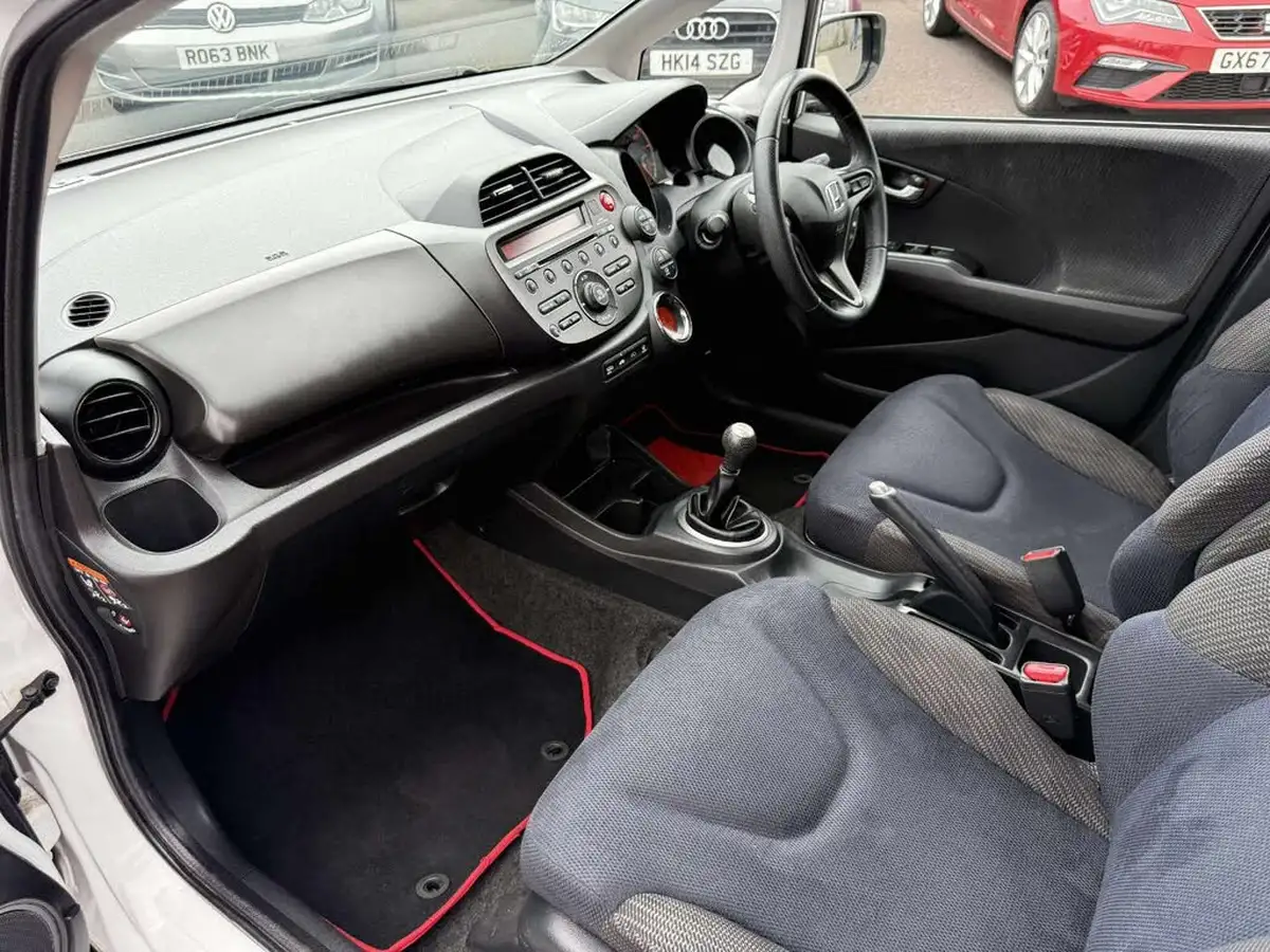2014-honda-jazz-14-es-plus-big-11