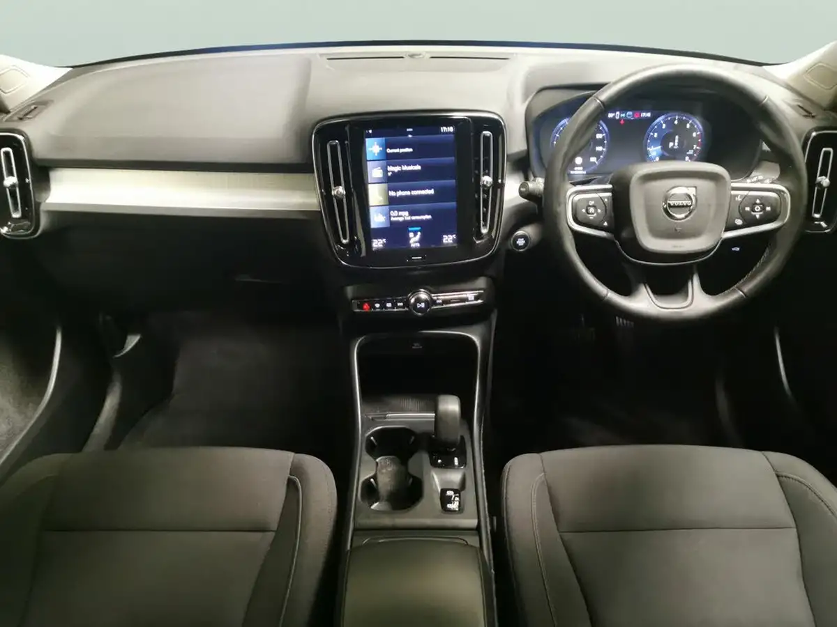 2022-volvo-xc40-15-t3-momentum-auto-big-2