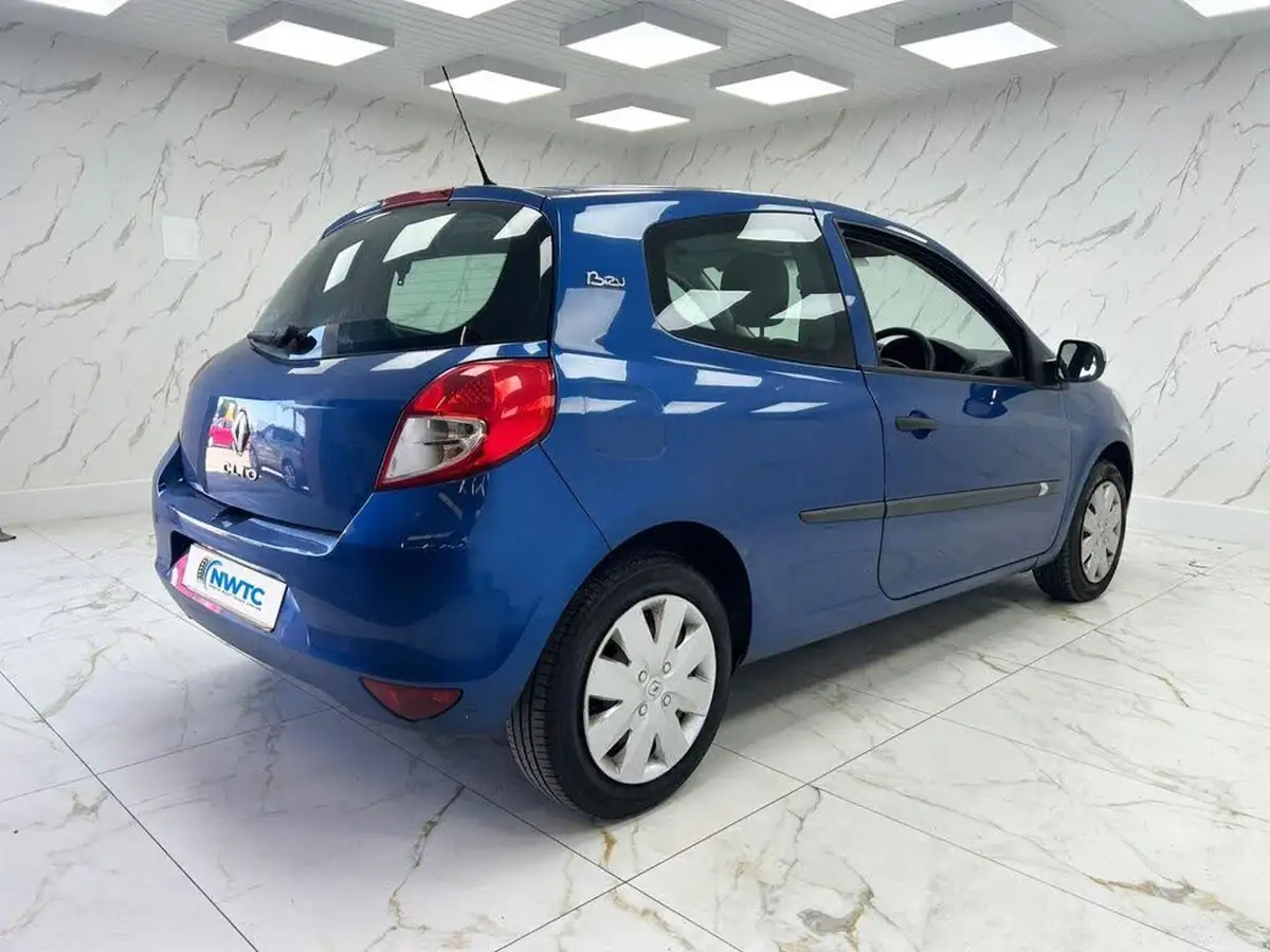 2011-renault-clio-12-bizu-16v-hatchback-3d-big-9