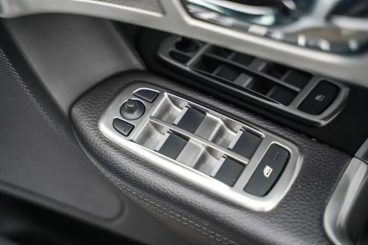 2015-jaguar-xf-22td-r-sport-black-saloon-4d-big-48