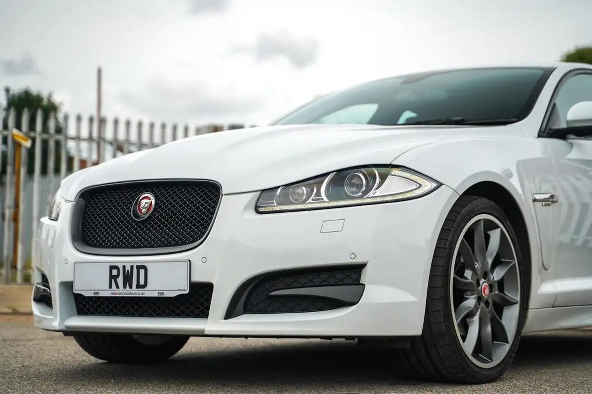 2015-jaguar-xf-22td-r-sport-black-saloon-4d-big-24
