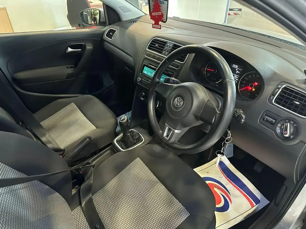 2013-volkswagen-polo-12td-blue-motion-bluemotion-tech-5d-big-15