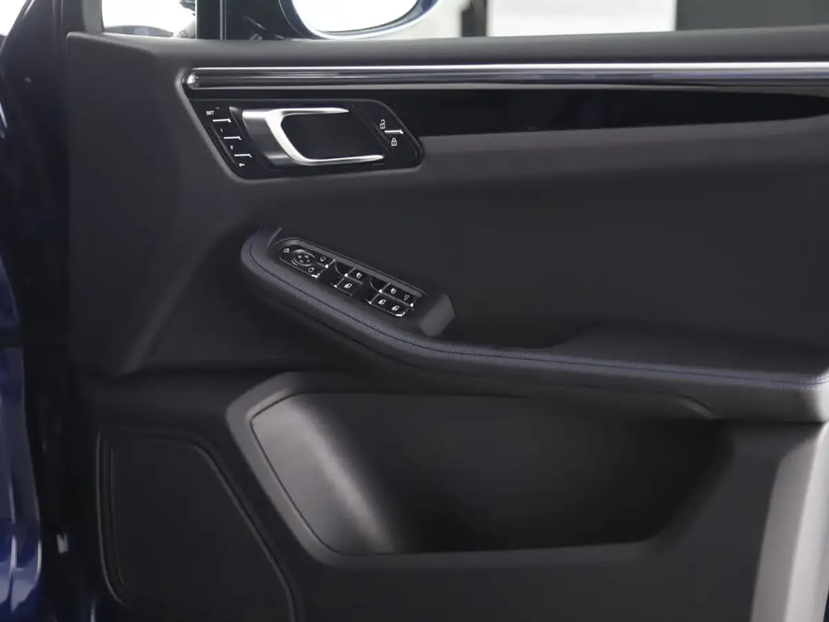 2025-porsche-macan-20-big-32
