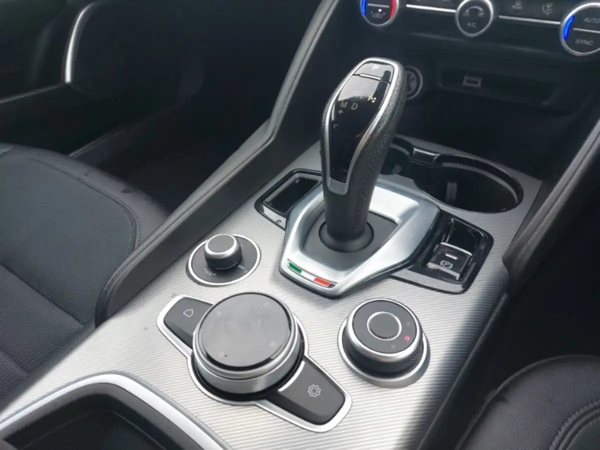 2022-alfa-romeo-giulia-20-sprint-197bhp-big-16