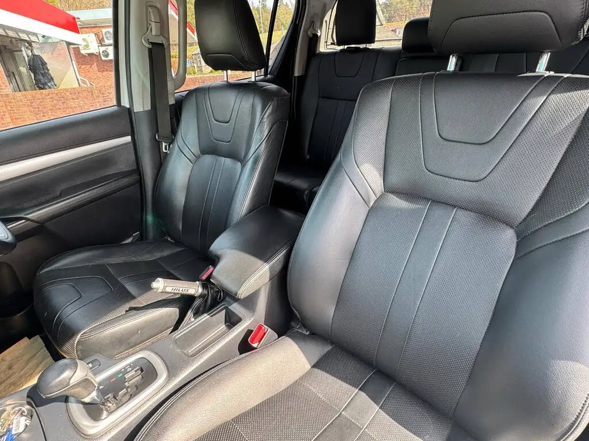 2020-toyota-hi-lux-24d-4d-invincible-150hpeu6dt-e-35t-auto-big-9