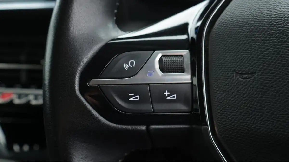2020-peugeot-208-12-puretech-allure-premium-100bhp-big-24