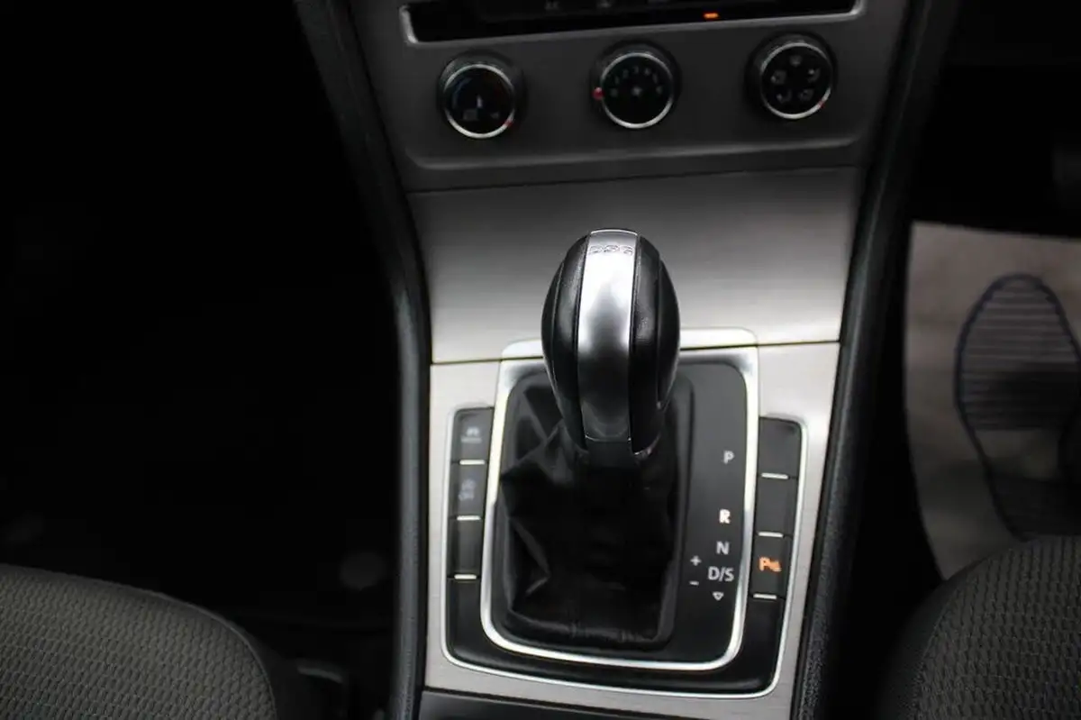 2015-volkswagen-golf-14-tsi-se-estate-5d-dsg-big-21