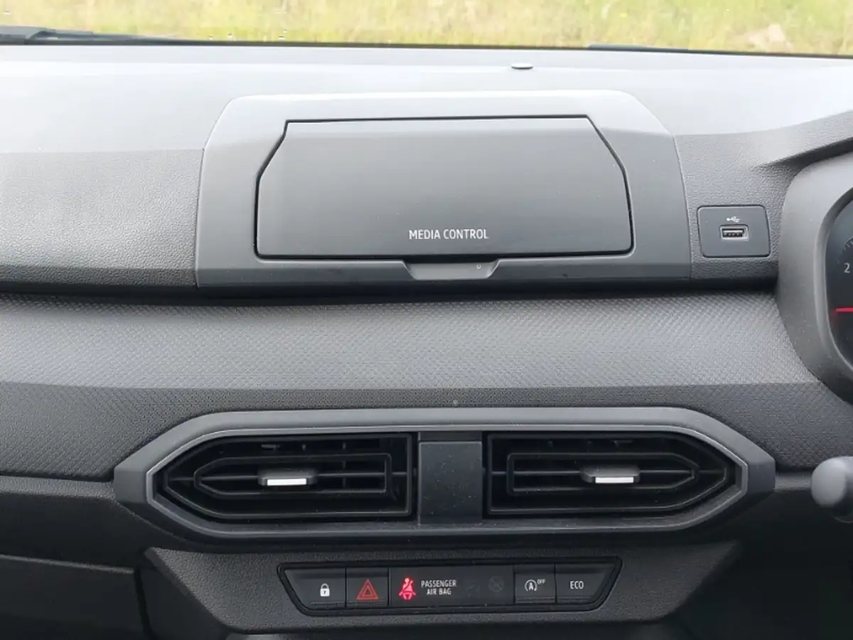 2024-dacia-sandero-10-tce-essential-90bhp-big-10
