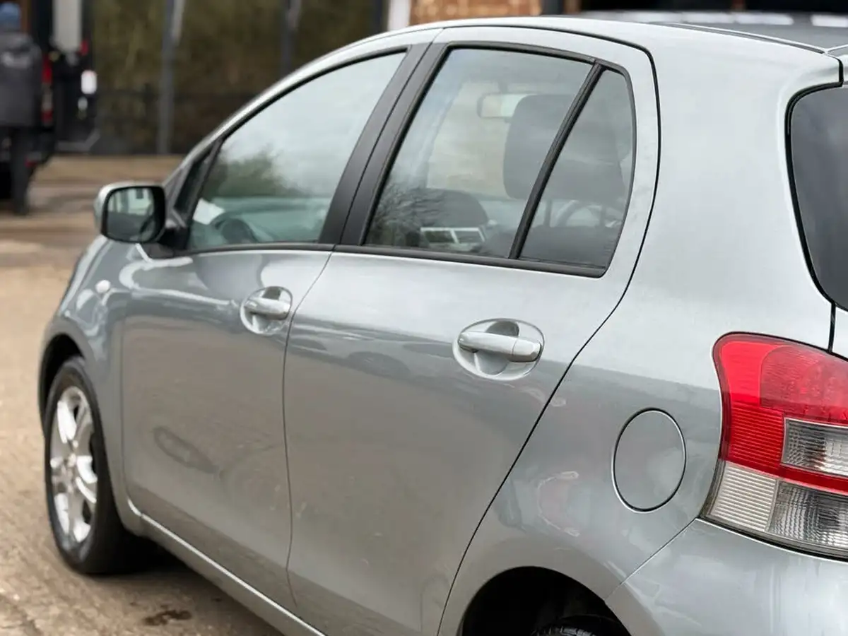 2011-toyota-yaris-133-tr-vvt-i-5d-mmt-big-25