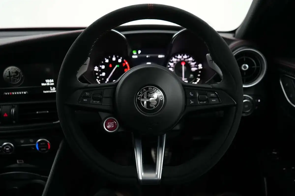 2018-alfa-romeo-giulia-29-biturbo-quadrifoglio-big-43