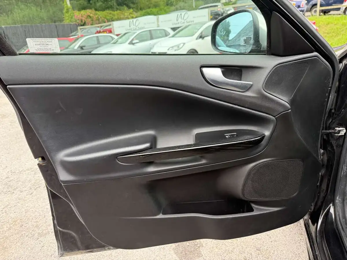 2012-alfa-romeo-giulietta-16td-veloce-big-22