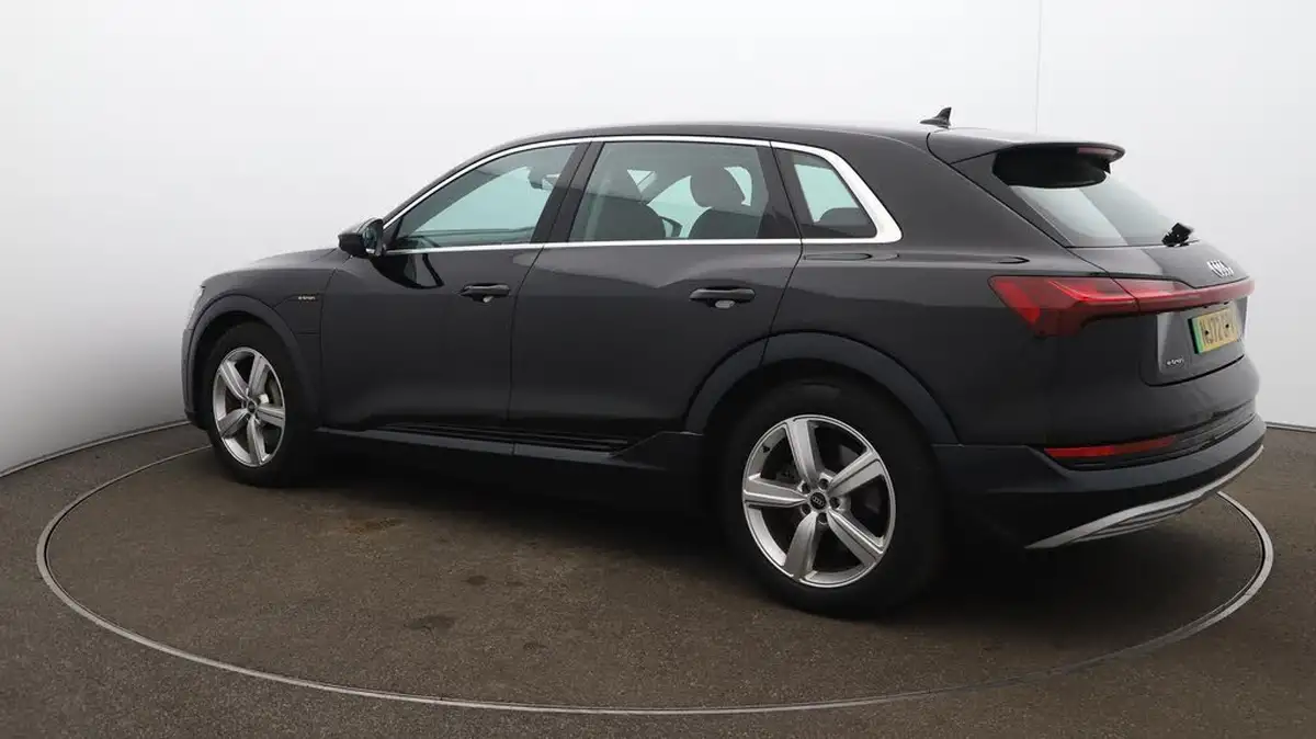 2022-audi-e-tron-55e-technik-station-wagon-big-36