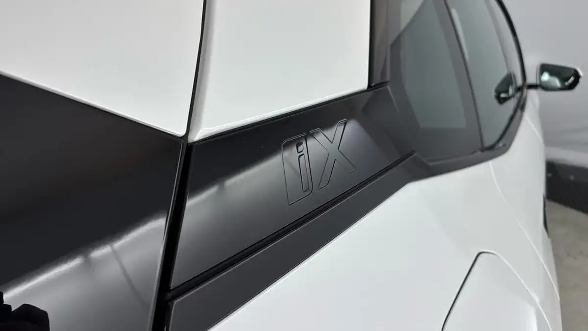 2022-bmw-ix-e-xdrive-40-m-sport-big-30